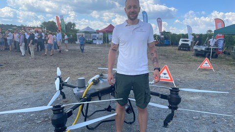 Diese Drohne kann selbst fliegen, wenn man die Strecke programmiert. André Geckeler führt sie in Piesport vor. 