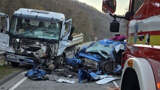 Ein Auto wurde bei einem Zusammenstoß mit einem Lkw völlig zerstört.