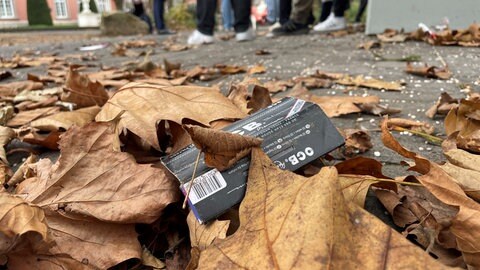 Ein leeres Longpaper-Päckchen im Trierer Palastgarten.