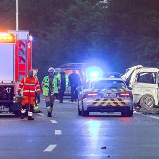 Polizei- und Feuerwehrwagen stehen auf der Autobahn 48 nahe Koblenz an einer Unfallstelle. Dort ist ein Kleinlaster von der Straße abgekommen und drei Menschen starben.