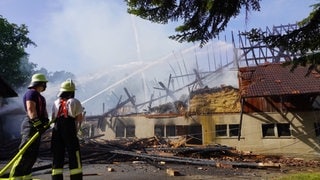 Feuerwehreinheiten sind bei einem Brand auf einem landwirtschaftlichen Anwesen in Eriskirch im Einsatz. Der Stall brannte den Angaben zufolge vollständig aus.
