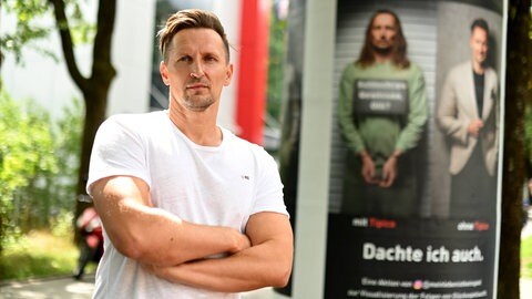 Thomas Melchior bezeichnet sich als Sportwetten-Sheriff. Er will im Trikot des Rivalen vor Fußballstadien auf das Thema Spielsucht aufmerksam machen. Zuletzt war er in einem Trikot von Waldhof Mannheim bei einem Heimspiel des FCK. 