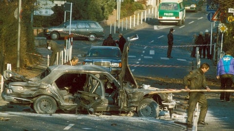 Autowrack nach dem Bombenattentat der RAF auf Alfred Herrhausen (Vorstandsprecher Deutsche Bank) in Bad Homburg