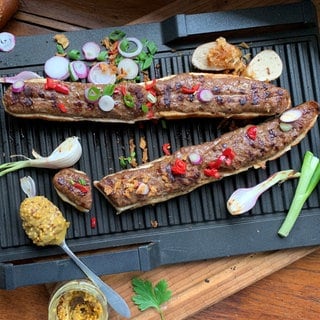 Laugenstangen-Hälften mit Merguez gefüllt als schneller Snack