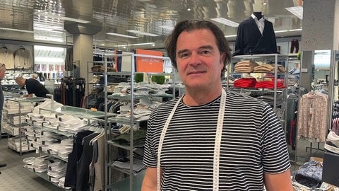 Ingo Fuchs steht in Endingen in seinem Modegeschäft und schaut in die Kamera