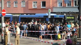 Hunderte Flüchtlinge sind im September 2025 am Hauptbahnhof in München angekommen. Mit einem Shuttle-Bus werden sie zu einem Ankunftszentrum gebracht, wo sie registriert werden.