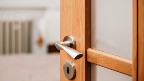Eine offene Wohnungstür. In Mainz hat ein 99-Jähriger einen Betrüger rausgeworfen