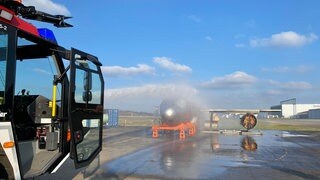 Feuerwehr löscht den Brand eines Flugzeugmodells