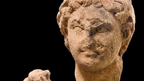 Kopf und Hand einer römischen Merkurstatue. Sie wurden auf der Baustelle für den KI-Innovationspark in Heilbronn von Archäologen entdeckt. 