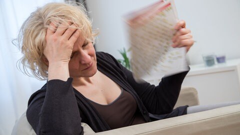 Schweißausbrüche, Schwindelgefühle, Gereiztheit - während ihrer Wechseljahre leiden viele Frauen an körperlichen und auch seelischen Symptomen. Grund hierfür ist ein zunehmender Östrogenmangel. Fein abgestimmte Hormonersatztherapien könnten Linderung verschaffen.