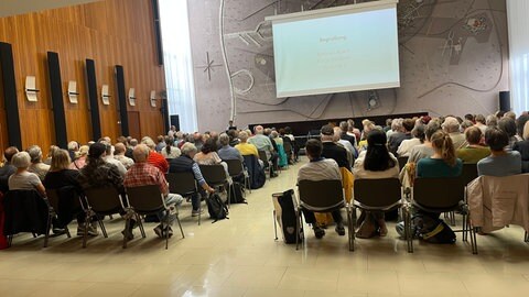 Menschen sitzen in einem Saal: Großer Andrang bei der Ameisen-Infoveranstaltung in Karlsruhe.