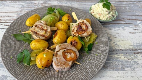Gefüllte Schweinefiletspieße mit Apfel-Rettich-Dip