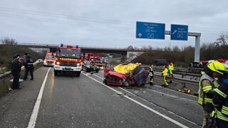Autowrack auf der B41 bei Bad Kreuznach. Ein 81-jähriger Falschfahrer hat dort einen tödlichen Unfall verursacht.