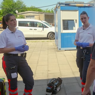 Alina Peschers und Stephanie Dahlem sind als Notfallsanitäterinnen in Freiburg im Einsatz - auch bei extremer Hitze.