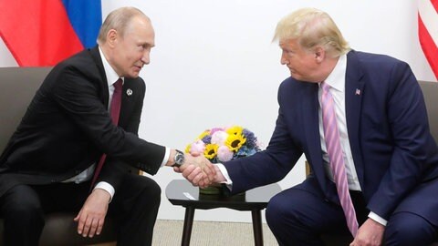 Trump und Putin (l.) geben sich die Hand bei einem früheren Gipfel. Nun treffen sie sich in Alaska und verhandeln über den Ukraine-Krieg. Ukrainer in Trier sind skeptisch.