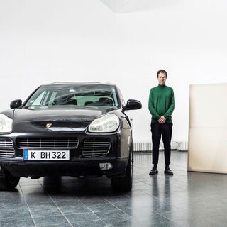 Bastian Hoffmann neben einem Auto