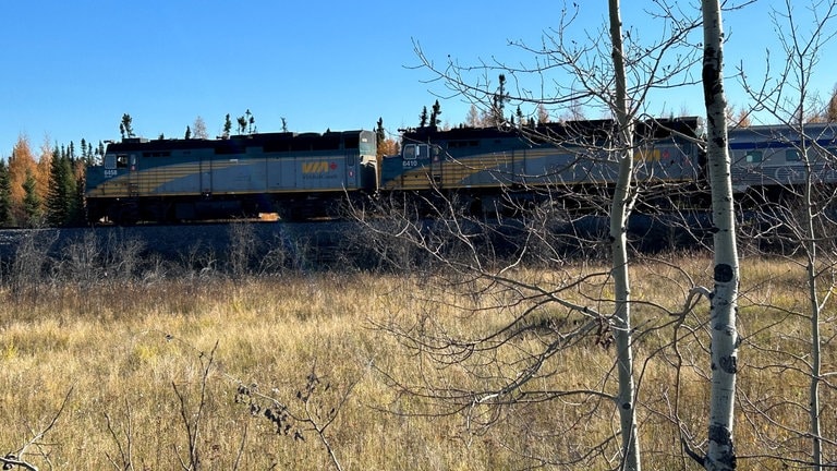 Zwei Loks ziehen fünf Wagen. Es ist ein kurzer Zug, der an die Hudson Bay fährt.