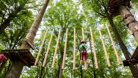Ein Junge klettert auf einem Parcours im Kletterwald in Mayen