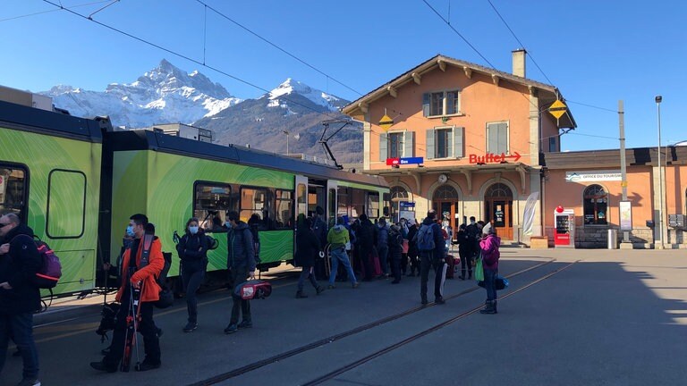 Bahnhof Bex: Wer von der Simplonlinie kommend in den Schnee will, muss in Bex in die Bex-Villars-Bretaye-Bahn umsteigen.