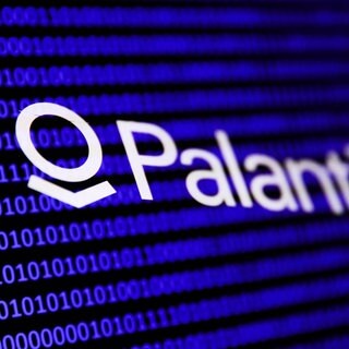 Das Palantir-Logo vor einem Binärcode aus Einsen und Nullen: Die Frager, die BW-Polizei künftig die Software des umstrittenen Milliardärs Peter Thiel nutzen sollte, sorgt für Diskussionen.