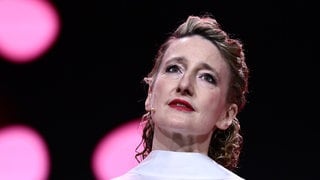 Festivalchefin Tricia Tuttle steht während der Preisverleihung 2026 im Berlinale Palast auf der Bühne.