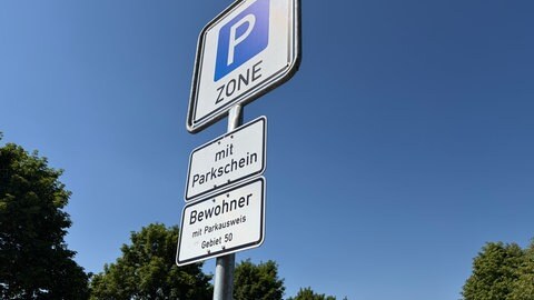 Ein Parkschild im Tübinger Gewerbegebiet Au-Ost weist auf Parkgebühren und Bewohnerparken hin.