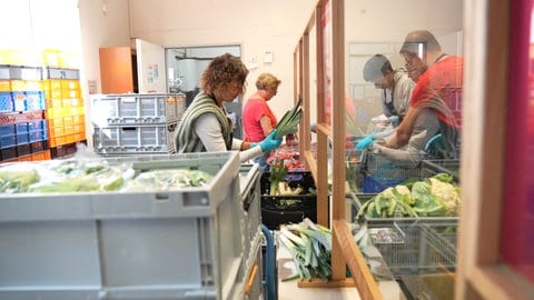 Was ist noch gut und was muss weggeschmissen werden? Alle Lebensmittel werden bei der Trierer Tafel genau geprüft.