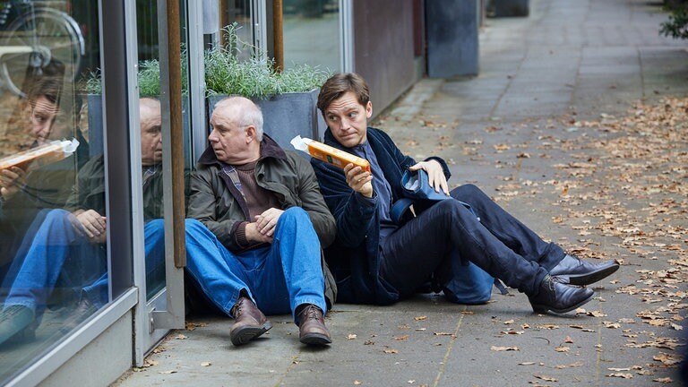 Denis (Jonas Nay) und Alfred (Joachim Król) am Wache halten