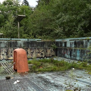 Becken des verlassenen Waldschwimmbads in Bad Bertrich