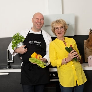 SWR1 Pfännle-Koch Eberhard Braun und Moderatorin Petra Klein. Pfännle Motto 2023: Klassiker neu geschmeckt