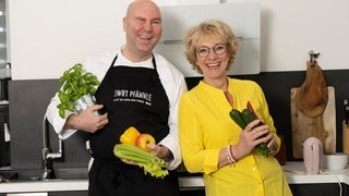SWR1 Pfännle-Koch Eberhard Braun und Moderatorin Petra Klein. Pfännle Motto 2023: Klassiker neu geschmeckt