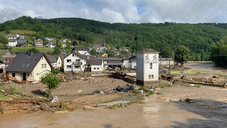 Wasser überall im kleinen Eifelort Schuld