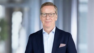 Wirtschaftsforscher und Direktor des Instituts der deutschen Wirtschaft Michael Hüther schaut in die Kamera. 