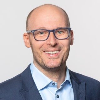 Samuel Greiff, Professor für „Educational Monitoring & Effectiveness“ an der Technischen Universität München lacht in die Kamera.