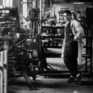 Der Besitzer der Sportschuh-Fabrik "adidas", Adolf "Adi" Dassler, im Jahre 1925. In dieser Halle und mit diesen Maschinen produzierte Adi Dassler die ersten Sportschuhe.