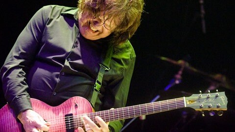 Gary Moore bei einem Livekonzert 2008.