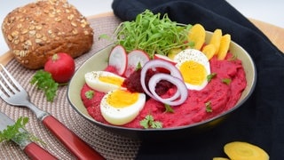 Osterbowl mit Kartoffel-Betestampf, Gemüse, Kresse und Eiern 