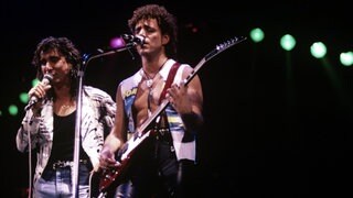 Journey bei einem Auftritt in Chicago 1986. | SWR1 Hitparade 2026: So viele Hits im Programm wie nie – Queen bleibt die Nummer eins, Journey klettert auf Platz zwei