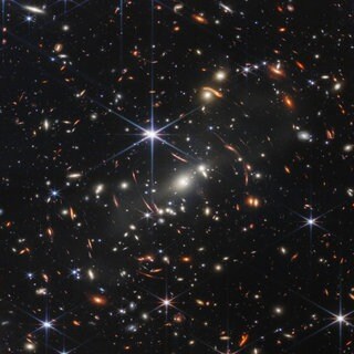 Diese James Webb "Deep Field"-Aufnahme ermöglicht einen tiefen Blick in die Vergangenheit des Alls.