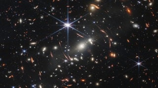 Diese James Webb "Deep Field"-Aufnahme ermöglicht einen tiefen Blick in die Vergangenheit des Alls.