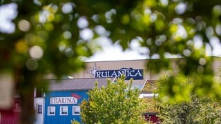 Der Schriftzug "Rulantica" ist über dem Eingang des gleichnamigen Spaßbads des Europa-Parks zu sehen. Ein Mann soll ein sechsjähriges Mädchen am Wochenende aus dem Freizeitbad gelockt und sexuell missbraucht haben.