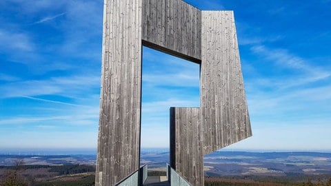 Der Erbeskopf bei Thalfang im Hunsrück ist mit 816 Metern der höchste Berg von Rheinland-Pfalz. 