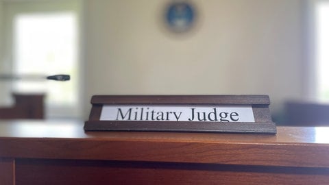 Die Militärrichterin im Prozess auf der Air Base Spandgahlem hat dem entscheidenden Antrag der Verteidigung stattgegeben.