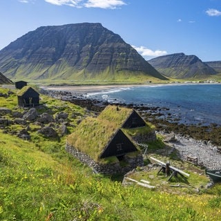 Alte Fischersiedlung in Westisland: Per Anzeige suchte Island 1949 Frauen aus Deutschland, damit sie in der Landwirtschaft helfen und möglichst einen Isländer heiraten und bleiben. Die Frauen mussten sich anpassen. Mit Folgen für die Nachkommen.