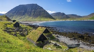 Alte Fischersiedlung in Westisland: Per Anzeige suchte Island 1949 Frauen aus Deutschland, damit sie in der Landwirtschaft helfen und möglichst einen Isländer heiraten und bleiben. Die Frauen mussten sich anpassen. Mit Folgen für die Nachkommen.