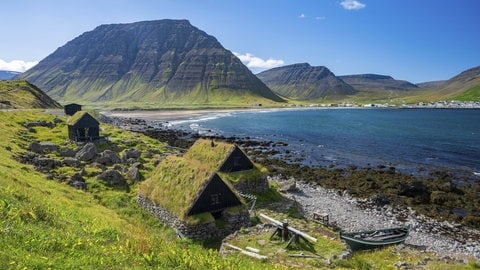 Alte Fischersiedlung in Westisland: Per Anzeige suchte Island 1949 Frauen aus Deutschland, damit sie in der Landwirtschaft helfen und möglichst einen Isländer heiraten und bleiben. Die Frauen mussten sich anpassen. Mit Folgen für die Nachkommen.