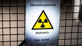 Ein Schild mit der Aufschrift "Überwachungsbereich - Radioaktiv - Kein Zutritt" hängt in der Schachtanlage Asse II im Landkreis Wolfenbüttel an einem Zaun.