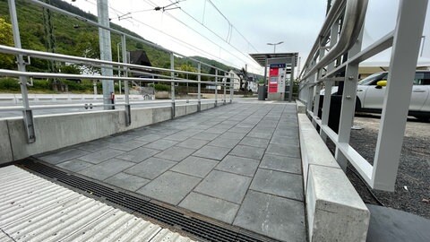 Bahnsteig mit Rampe und Wetterschutzhäuschen am Bahnhof in Kampf-Bornhofen.
