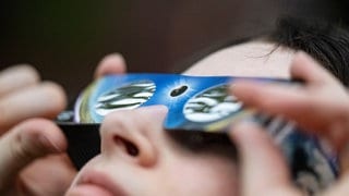 Die Sonnenfinsternis sollte man unbedingt durch spezielle Schutzbrillen betrachten. 