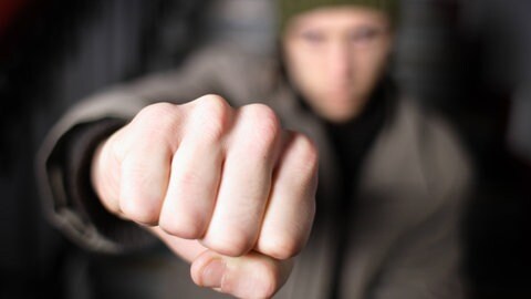 Jugendlicher reckt Faust entgegen: Rechtsextreme betreiben Kampfsport, um für den "Straßenkampf" zu trainieren